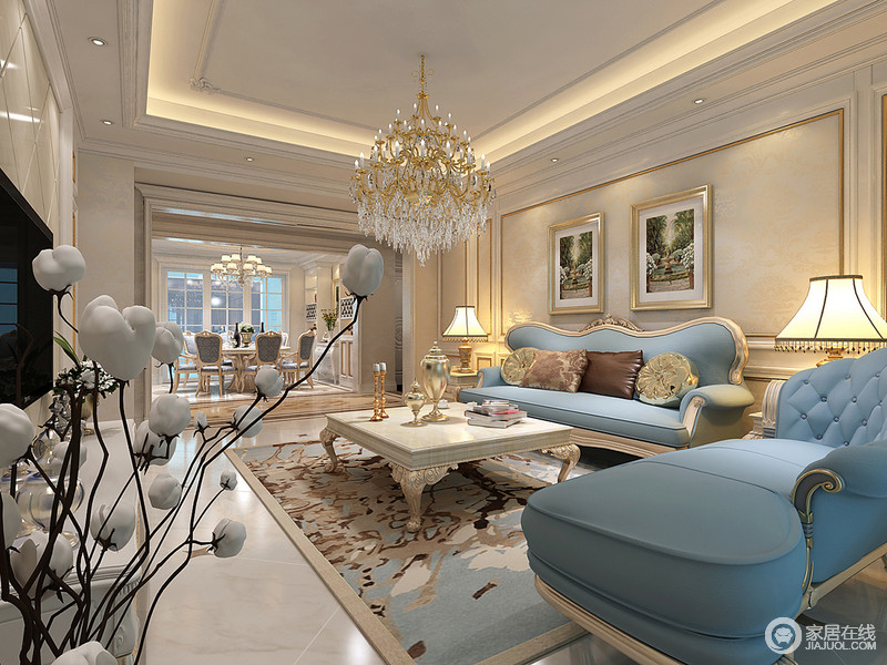 优雅华贵的空间里，墙面利用菱纹和膏线勾勒装饰，搭配天蓝色法式沙发系列，在白色雕花家具的搭配，暖黄光线的营造下，充满了雍容的华丽感。
