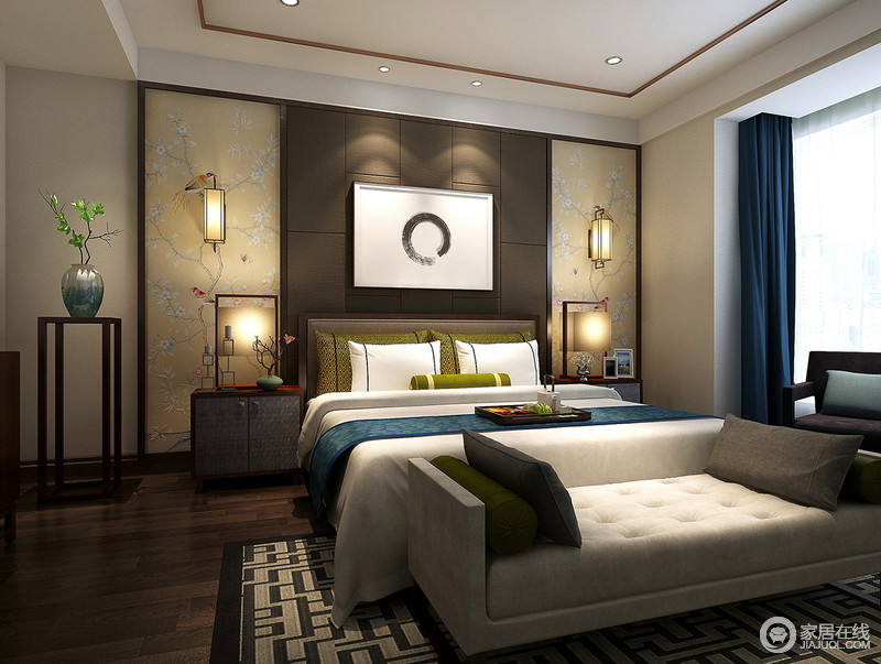 卧室背景墙采用拼接的形式，将自然意趣与现代软包结合，搭配蓝、绿、白色的床品，宫灯及花架盆栽的营造下，空间显得婉约静谧。繁复的云纹地毯的铺陈，带来一些雅致从容曼妙。