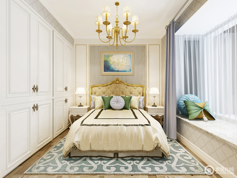 设计简化了欧式设计在造型上的繁复，将装饰艺术聚焦在实用性上，以简单的几件家具就将卧室塑造的十分精致；白色新古典床头柜流畅的曲线更富动感，蓝色花纹地毯和淡黄色床品营造出舒适和端庄。