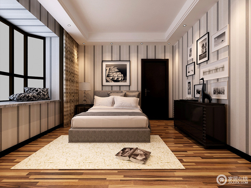黑白竖纹的墙面增加了空间中的线条感，在与白色的床和黑色的柜子搭配，形成简洁大方的卧室，让人轻松而居。