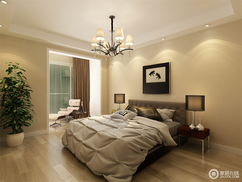 卧室从整体的用色上以淡黄色为主，并与木色地板形成和韵之调，充满温馨；寥寥几件家具专为实用而设，只为以大空间打造舒适之居；灰色的床品以优雅，将素雅与空间融合。