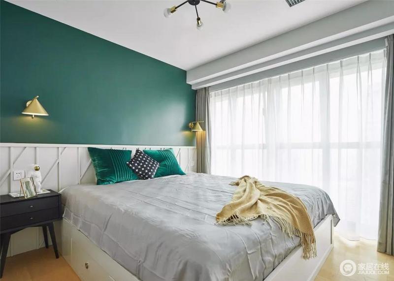 主卧选用绿色调作为床头背景，多了一份清爽和生动，给人宁静舒缓的情绪。