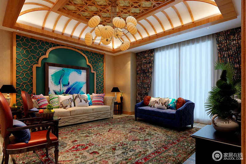 这个大胆而疯狂的空间里，你可以看到木穹顶结构散着东南亚热带风情，闪耀着光芒的彩色靠垫令乳白色和紫色布艺沙发都活灵活现；民族性较强的沙发背景犹如一个艺术区和杂彩的地毯躲不掉森风绿意。
