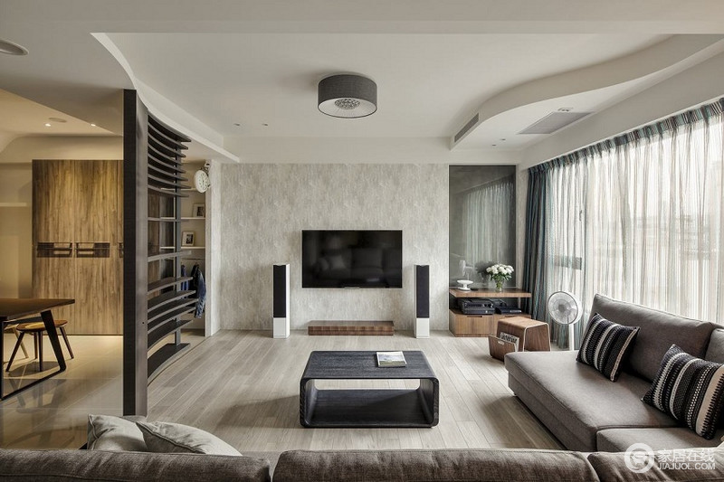 客厅以原木地板和浅色壁纸来营造简素，利用几何收纳式屏风强调空间性；简约地实木家具陈列在空间，带了设计感之外，与灰色沙发组合出素雅，营造满满的温馨。