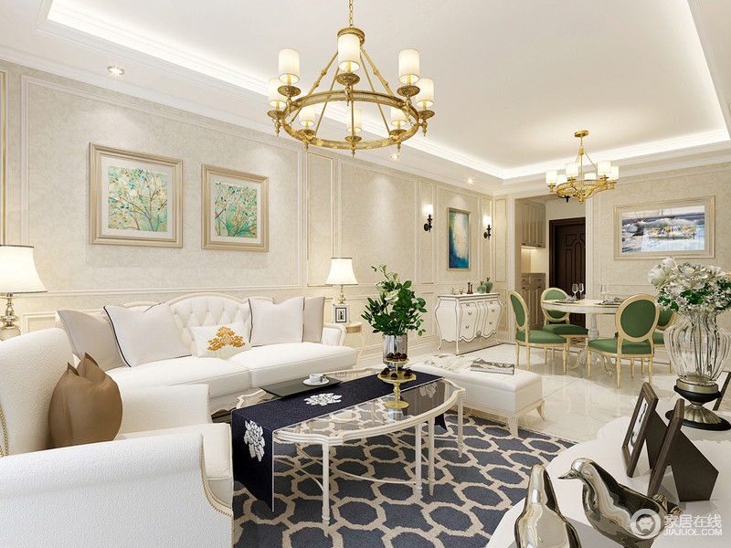 客厅中以白色欧式沙发为导向，将古典玻璃茶几和蓝色几何糅为一个清灵的氛围；黄铜烛台吊灯闪耀的复古与餐厅中的绿色古典餐椅形成金贵与华丽，将典雅倾泻于空间。