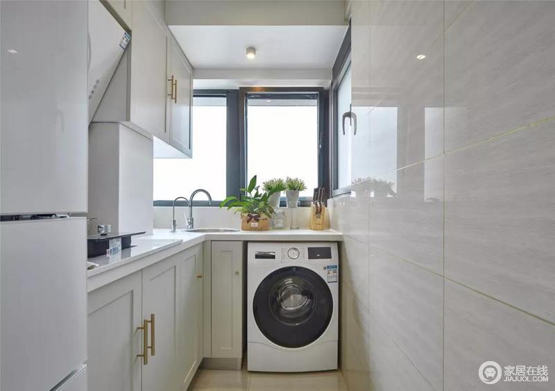 厨房面积较小，所以大面积选用白色，让空间看起来更加干净明亮；L型的整体橱柜，巧妙的嵌入家电设备，让小空间发挥大作用。
