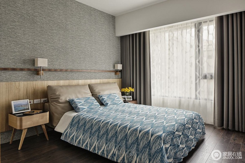 卧室静谧雅致的环境让人更好的放松，虽然驼褐色的布艺搭配其间，也并不影响空间的舒适感；实木家具对称地陈列，演绎一种生活的和谐，尤为温馨。