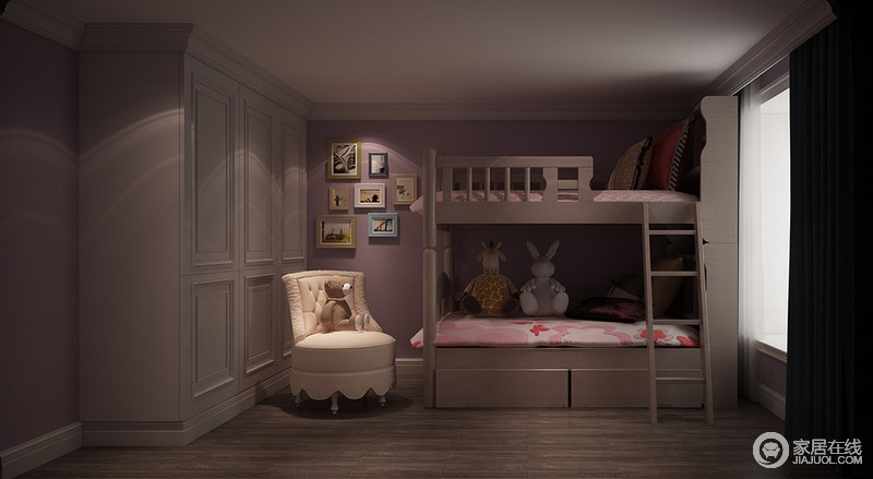 双层床有效地节省了空间，粉色的床品甜美而舒怡；浅紫色墙面唯美中裹挟着照片墙的生活痕迹，让儿童房也温馨雅致。