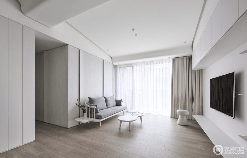 空间设计色调上较为素浅，原木地板更是让空间颇为雅致；浅灰色窗帘与深灰色沙发浅调中表达一种与世无争，白色木质家具的造型时尚也简洁，让生活格外宁静。
