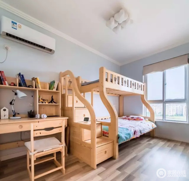 ▲儿童房用实木高低床和组合式写字台