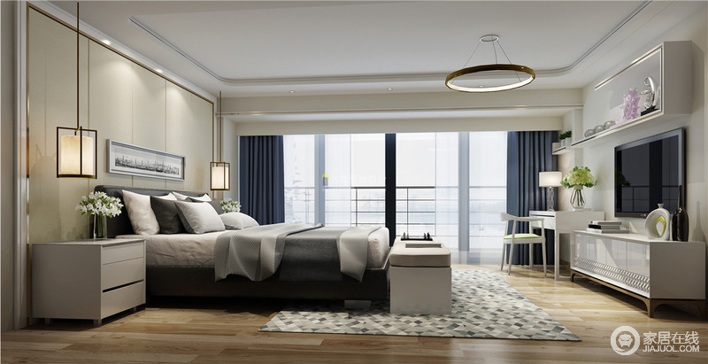 卧室因为大落地窗而采光充足，整个空间通明几净米色背景墙与浅色床品搭配，增加了舒适感，而蓝色窗帘的点缀，让空间宁静了不少；现代感的家具和对称的陈列方式，让你无不感到质感。