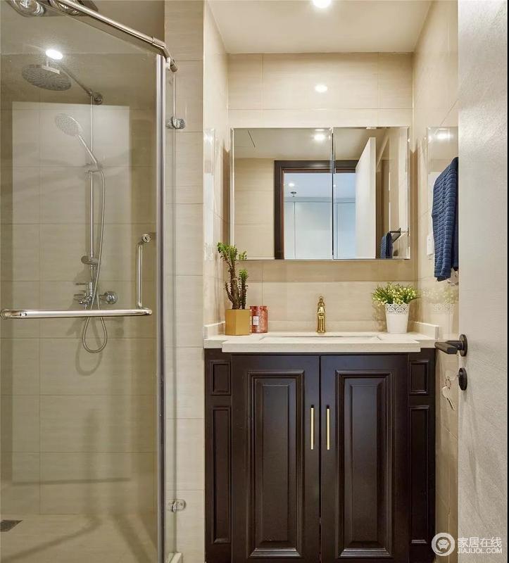 卫生间选用了米色系的墙地砖，平实自然；玻璃淋浴间有效的进行干湿分离，干净整洁又时尚美观。
