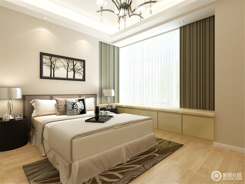 素雅平淡的卧室，不玩色彩，不玩独特，只讲究舒适温和。黑色床头柜与白色床品形成对比，靠包上印花与画作形成风格呼应。浅绿、深咖窗帘、地毯的装饰，让空间多了份耐人寻味。