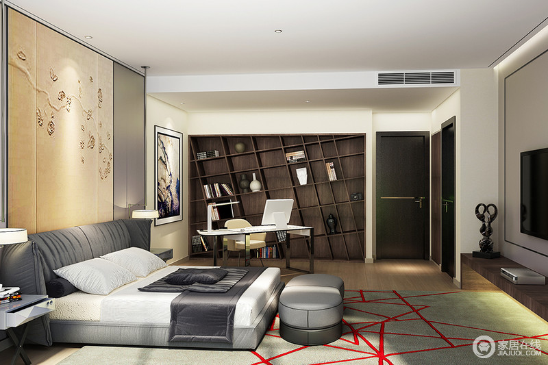 卧室空间将休憩与办公结合，斜线立体的书架几何造型与浅草绿地毯上的红色纹理视觉上呼应。灰白搭配的双人床，与床头软包壁画形成层次性。