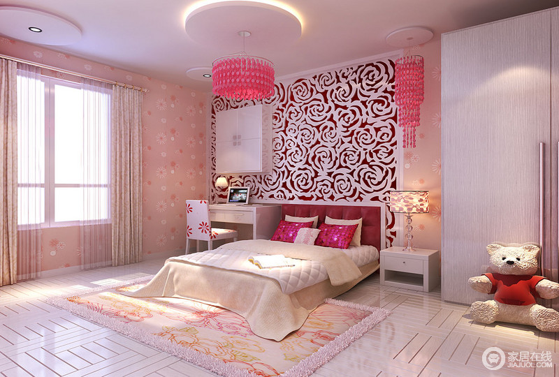 粉粉嫩嫩的色调，最容易营造出浪漫梦幻的公主风。粉色系的碎花壁纸打底铺展，床头加入镂空玫瑰花的繁复渲染，灯饰、靠包的bling bling，更添甜美华丽。