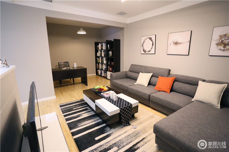 通过冷静的色调和户型简单改造，让客厅空间整体扩容