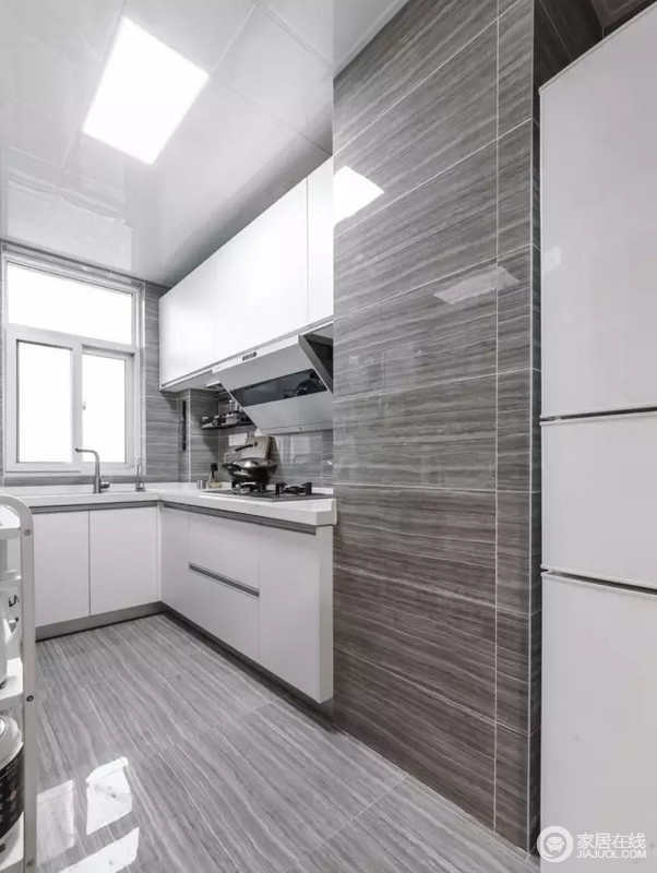 ▲灰色纹理的瓷砖搭配白色的橱柜，简单明亮
儿童房