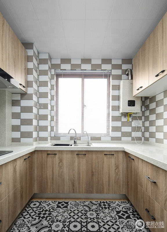 台面有足够的操作空间，以木元素与白色制作出的柜子，在满足储物的同时显得轻盈简洁；灰色和白色砖石拼接式的设计让空间更有几何美学，动静结合。