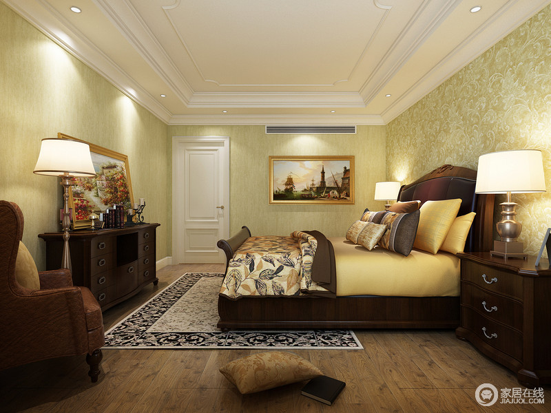 淡黄色的壁纸没有夸张的花纹，隐约中陪衬出美式家具的古旧与珍藏品质，让氛围暖意四射。