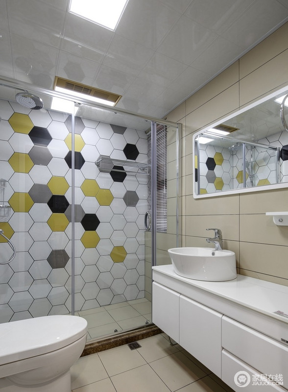 卫生间的六边形的瓷砖，中间颜色的跳跃打破常规却有显得理所当然，让原本干湿分离的设计，多了艺术气息。