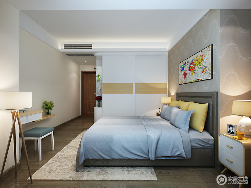卧室在柔和的低饱和度色彩中，漾出温馨舒适的空间氛围；高明度的黄色运用在靠包及床头柜上，与画作上的缤纷感，及背景墙纸上的曲线印花，为空间加入一丝灵动活泼。