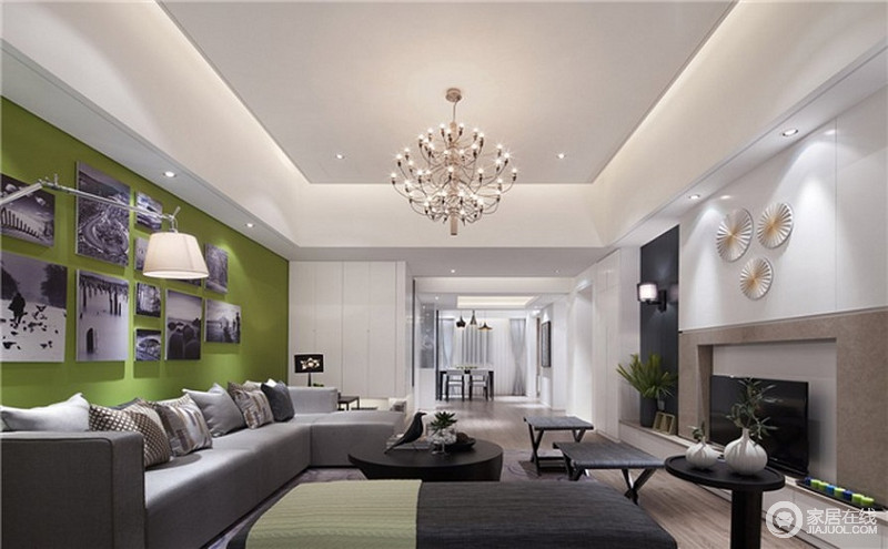 客厅灰白的家具配上绿色的背景墙，让家更温馨，简洁之中多了清新；水晶吊灯让原本的空间多了格调，壁炉式电视背景墙无形中提升了空间的品质。