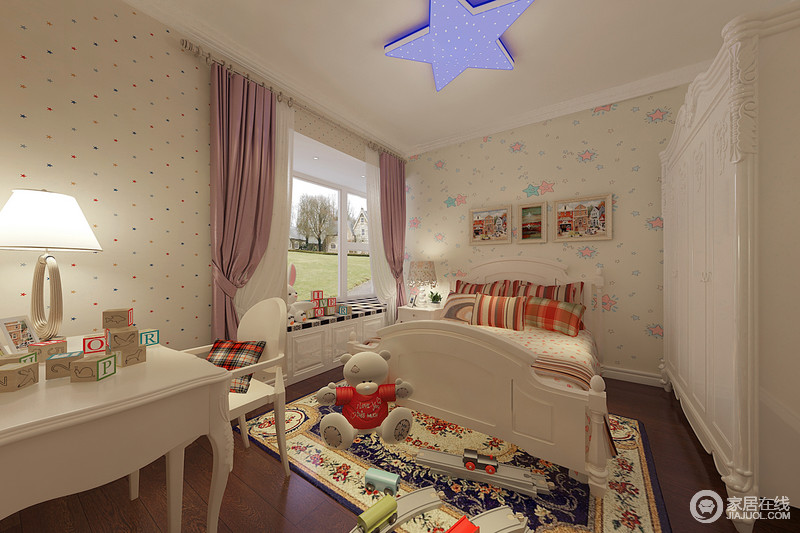 儿童房虽然造型简单但却不失童真，室内配有白色书桌、衣柜，创造孩子了一个独立的空间。波点与星星图案的清新壁纸，星星点灯，复古花纹毯，玩具熊等元素也为儿童房营造出活泼童真的空间氛围。