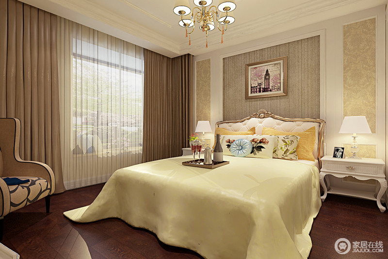 主卧低调奢华，床头以简单的背景墙作为装饰。主要以暖黄壁纸为主，四周配合白色装饰材料，加入温馨柔和的灯光为卧室创造出温馨浪漫的气氛。