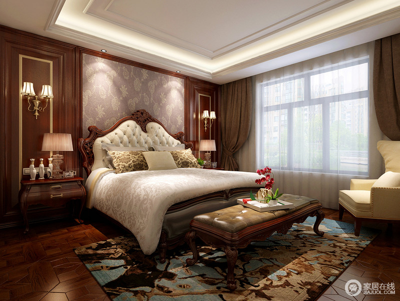 卧室的基调简洁又沉稳，深色系的墙面与花色暗沉的地毯将复古的格调融入空间，床品则以轻盈华丽的银灰色，带来清新典雅，使深浓的空间一下子充满了一丝明媚婉约。