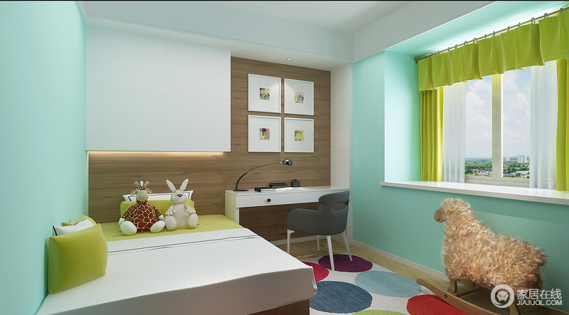 蓝绿色的儿童房里徜徉着梦幻般地蓝景，彩色圆圈地毯焕彩出新，令整个卧室都附着着童趣，成就着孩童的个性化纯净世界。