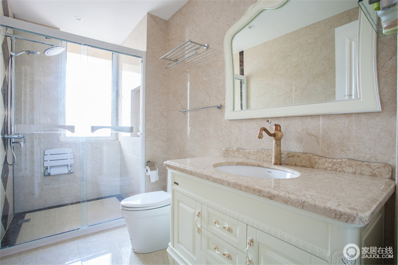 晶粉瓷砖的铺设，为卫生间营造出浪漫的卫浴情调。推拉门式大玻璃，划分了卫生间的干湿区。简单的空间布置，却使得这一方空间显得轻松活泼。