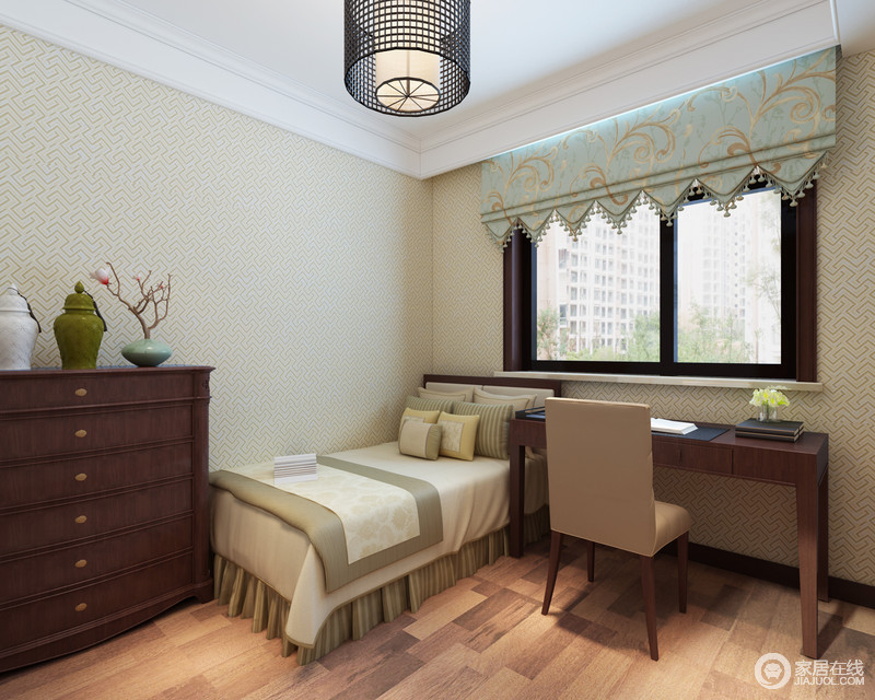 单人房中通过绿色壁纸和床品来营造自然的氛围，加之木家具的陪衬愈加温和了不少；镂空灯笼吊灯将传统与现代融合成新的形式，幻化出不拘一格的设计之美。