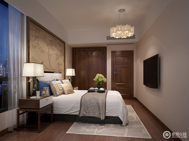 卧室点到为止的中式元素，大片留白的墙面，遵循着古老的中庸之道。在浅浅淡淡的空间里，花鸟画背景与地毯形成呼应，床头柜以矮几摞抽屉的形式，增加多功能性。