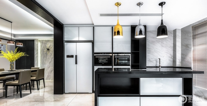 开放式的西厨空间，中岛的设计增加了收纳空间和操作空间，十分便利，而黑白色组合的橱柜区让生活有科技感。