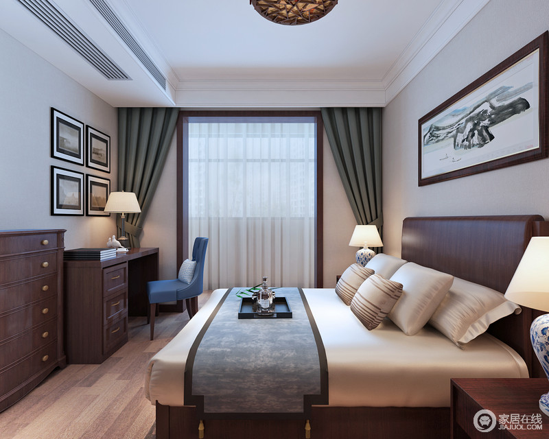 卧室中以中式家具为主，却不再沉闷不堪，反而愈加清灵；乳色的床品、墨绿色窗帘和蓝色的单人椅塑造了一个端庄的空间，好一个温婉柔情。