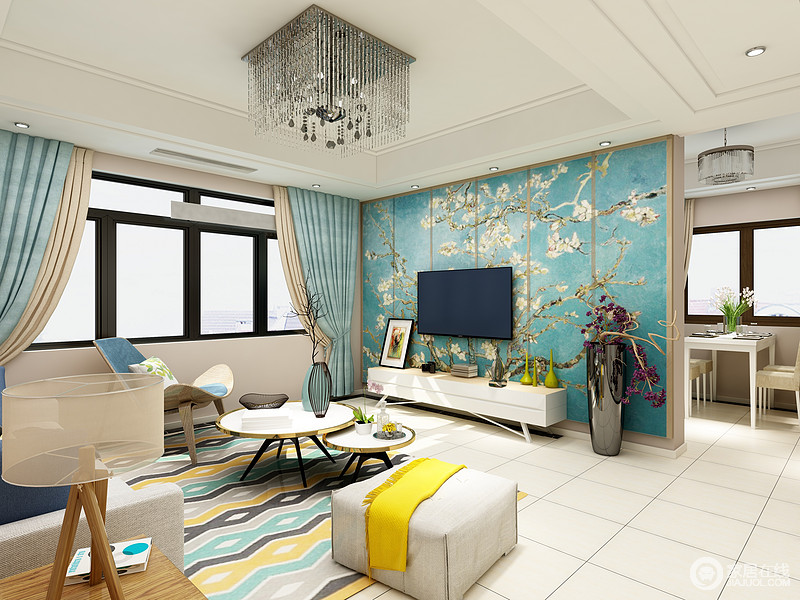 客厅以米色漆粉刷墙面，白色地砖来营造干净的氛围，却利用蓝色花卉壁纸和床品为生活带来一抹清新。