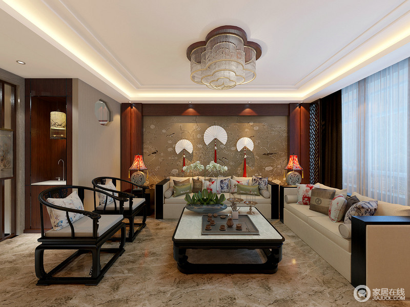客厅古典与现代交融，圈椅流转着时光，布艺沙发呈现现代风情，客厅萦绕着新中式的雅致。墨色与米色相映，绚丽的靠包点缀在深浅之间，如同背景墙上的壁花照影。
