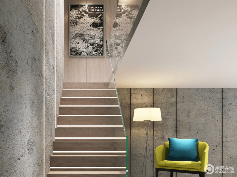 楼梯以一幅画为对景，与水泥灰的墙面构成设计语言上的呼应，让你体味另类的工业风；楼梯以玻璃和木材为出，现代中裹挟着自然的温实，亮黄色扶手椅配以蓝色靠垫，与简约落地灯呈时尚和清雅之美。