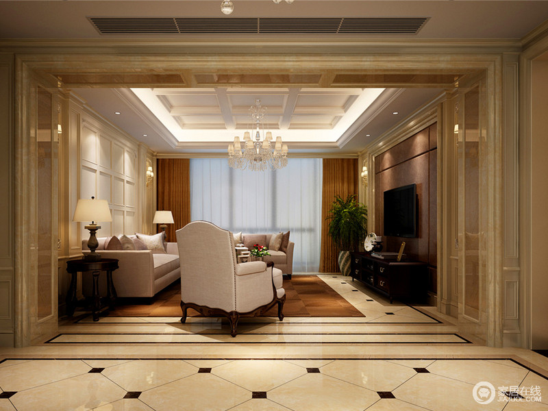 浅黄色的大理石使客厅看上去温和质感，门楣的厚重彰显出空间的华贵大气，浅粉灰的沙发组，与边几桌、柜形成色调的对比，黄橙色的地毯与窗帘则保持一致。