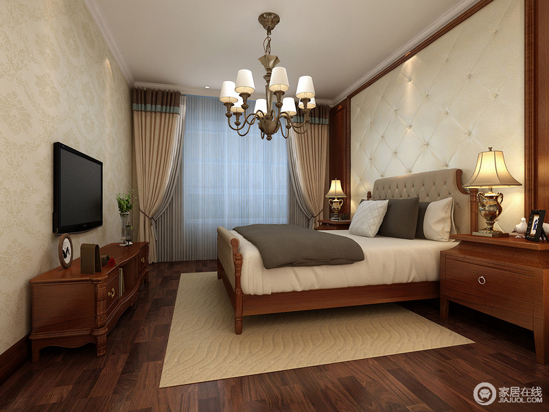 棕红色的实木家具配合着优雅浅淡的印花壁纸，诠释着宁静恬淡的空间氛围。拉花软包背景墙与同造型床头带来舒适的触感，并增添时尚优雅感，空间朴质不失格调。