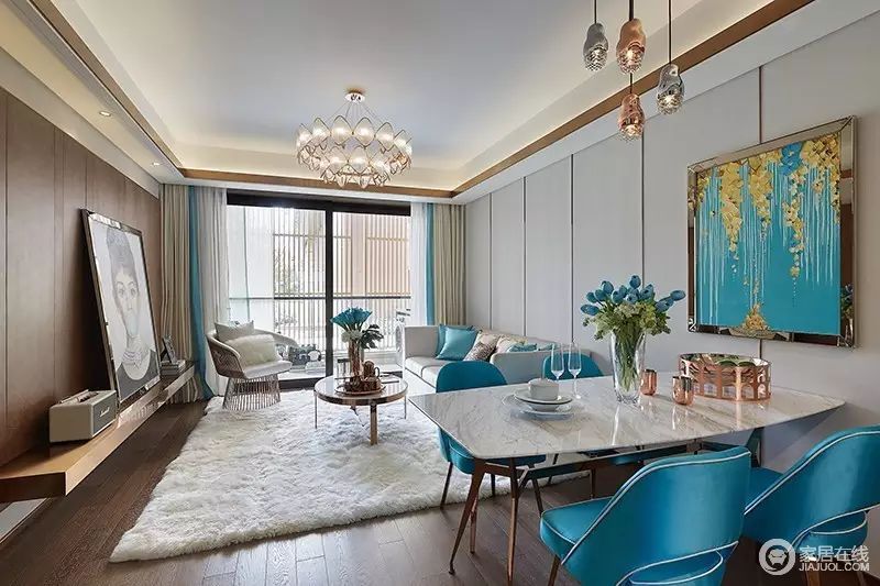 敞亮的客厅与餐厅相连结，融入优雅皓白、高贵之蓝、低调奢华的金属色调。
