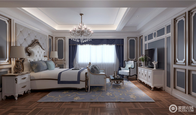 卧室运用深蓝色配浅白色，在大量框架的构筑下，带来空间的旷远、理智和宁静。条纹实木地板上，花纹地毯使平静和缓的空间多了一丝自然活泼。