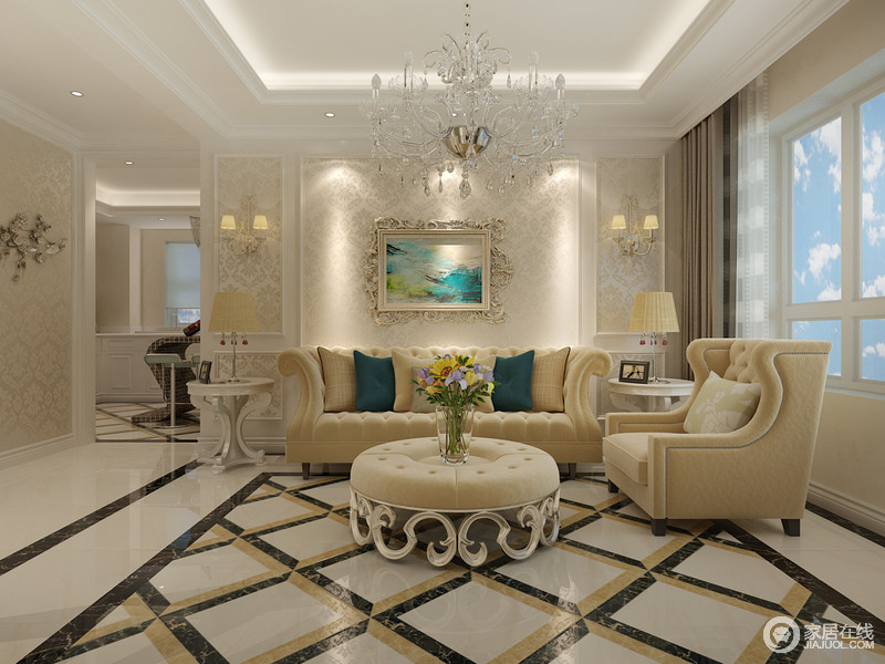 客厅里轻盈明快的印花渲染出柔美浪漫的氛围，线条优美的米黄沙发与配套雕花茶几，勾勒出空间的雅致；拼色地板交织出丰富的视觉感，深蓝靠包与浅蓝水彩则点缀出活泼。