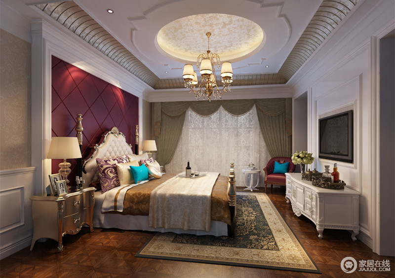 卧室里纹样的生动结合雕花、金饰的点缀，演绎空间的美色浓情。床头紫色的斜纹软包与同色印花靠包，将优雅的魅力动人展现，空间也显得活色生香。