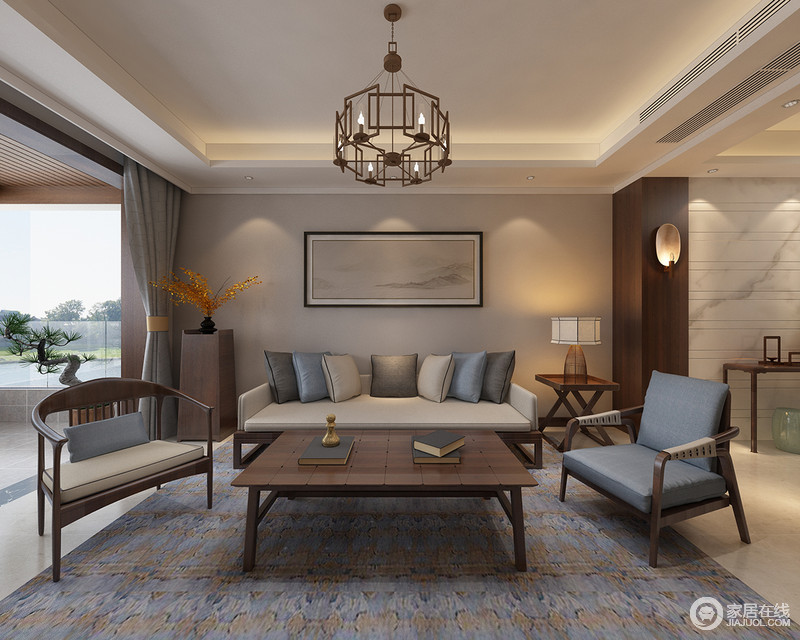 客厅在木作与素色布艺的优雅中以蓝色调靠垫和地毯来延续空间中的轻曼；实木家具简洁而不乏传统精髓，创新出富有格调的品味，在烛台吊灯的点缀中更富自然生趣。