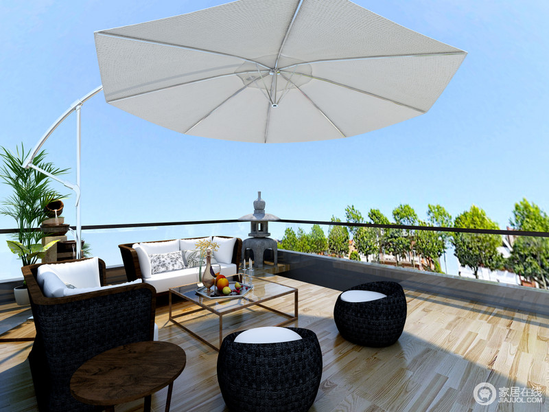 露天阳台以蓝天白云为饰，让藤制座椅和沙发徜徉在和风里，满是惬意；金属玻璃茶几现代而精致，将生活打造得更向阳、更简单。
