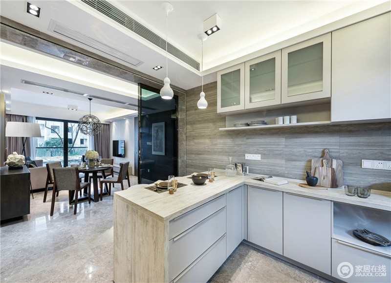 厨房美观便捷，开放式的格局让空间更加通透舒适。