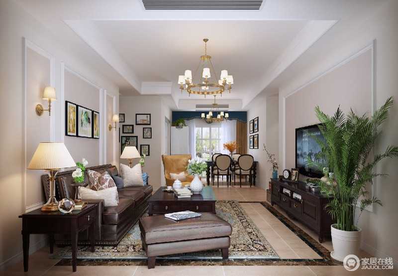 客厅里没有使用过于浮夸的吊顶，金骨架白灯罩低调奢华；皮质沙发和古典风格地毯的结合，整个空间稳重华贵。