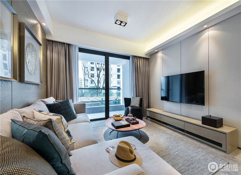 客厅空间简洁舒适，布艺的沙发和地毯的搭配，温馨浪漫。
