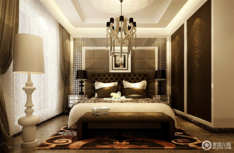 将欧式的奢华与现代简约融合，使空间表现出简洁沉稳的基调。造型独特的吊灯与床头墙的装饰色调保持一致，形成空间细节上的呼应；一圈马赛克装饰，将时尚感彰显出来。